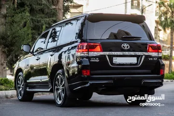  4 تويوتا لاندكروز 2020 VXS أسود للبيع