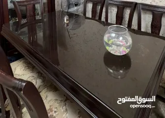  2 اثاث منزلي / طاولات سفرة يوجد معها 6 كراسي بحالة الوكالة
