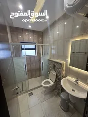  9 ستوديوهات جديدة 150 دينار اسبوعيا او 450 دينار شهريا في عمارة عائلات راقية