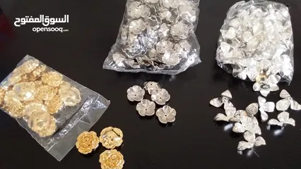  12 اكسسوارات ومواد للاشغال اليدوية ورد وشرايط وخرز واحجار للبيع بسبب تصفية الورشة