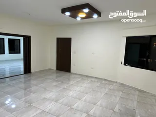  13 شقة طابقية طابق اول 3 غرف نوم 3 صالات 3 حمامات نظيفة جداً البناء 5 سنوات  الحي الشرقي قرب حديقة تونس