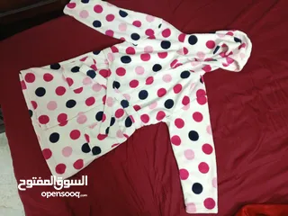  24 ملابس مستعملة لطفلة واحدة العمر من 8-10 سنوات  أغلبهم من شي ان . ورد تاج وهم بحالة ممتازة .