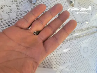  17 فضه سنسال وزنه 33 اسوارة وزها 19 وفي خاتمين باندورا وخاتم فيروز وخاتمين ستاتي واسوارة عين زرقا وخاتم