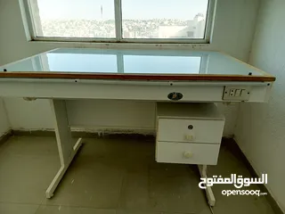  4 مرسم و طاولة شف (حجم كبير بقياس 130سم x 85 سم) لجميع الاغراض الهندسية.