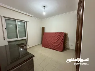  3 لقطه قرب اكاديميه عمان 200م بسعر 115الف قابل