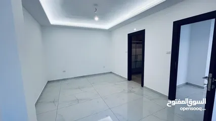  17 شقة ارضية ذات اطلالة رائعة بمساحة اجمالية 300 متر مربع