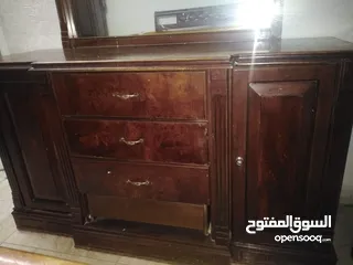  6 غرفة نوم للبيع مستعمل بحالة جيدة مكونة من سرير مع الفرشة و 2 كومادينة و دسوار بدون خزانة