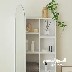  4 مرآة بطول كامل لطلّتك اليومية  تحتوي على 4 رفوف جانبية مخفية خلف دفة المرايا – لتنظيم مستلزماتكم