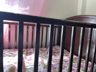  1 سرير خشب أطفال لون بني خشب من النوع الأصلي بحالة ممتازة من عمر صفر ل4 سنوات وآمن للطفل والأم