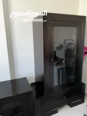  3 بوفيه ومزنون خشب زان مرتب وتقيل تفصيل  ومحلي لون اسود على بني تقريبا .. بحالة ممتازة شبه جديد