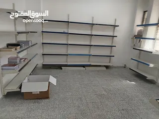  4 رفوف حديد ثقيل مستعملة بحالة "أخو الجديد" – للبيع كامل الكمية