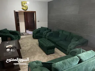  2 طقم كنب تفصيل خشب لاتيه لون زيتي 9 مقاعد وبفة