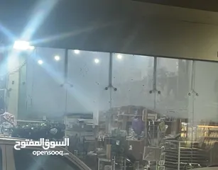 1 محل تجاري مميز على الشارع وسط مدينة رام الله (شارع النهضة ) يبعد عن دوار المنارة 25 متر فقط