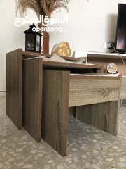  9 طاولة صالة بالون ابيض و خشبي مع تصميم يناسب جميع الديكورات يمتاز بسهولة التنظيف و يحتوي على خزانتين