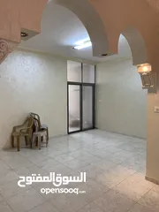  4 شقة ارضية مع حديقة بلقرب من دوار الفواكه والبنك العربي مقابل صيدلية ابن سينا