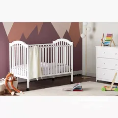  9 سرير أطفال خشبي من سنتربوينت قابل للتعديل إلى ثلاثة ارتفاعات لون أبيض و مرتبة مقاس (133 × 70 سم)