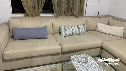  2 كنب زاوية أنيق مكوّن من 4 قطع بلون بيج راقٍ، تصميم مريح وعصري، خشب ثقيل وجودة عالية، بحالة ممتازة