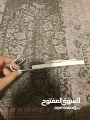  3 علاقة ملابس و لوحة