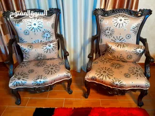  4 طقم كنب فاخر بحالة شبه جديد تفصيل  تركي تصميم مميز للبيع بسعر مغري خشبه ممتاز ورائع