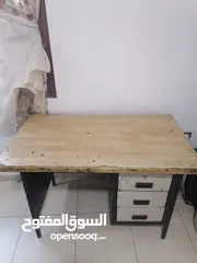  1 طاولة مكتب استعمال طالب جامعي نظيفة بدي حديد وسطح خشب ثقيل طول 66cm وعرض 121cm وارتفاع 110cm