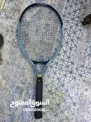  7 كرات تنس إرضي ومضارب