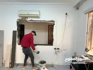  3 بنا طوب قصير مختص بأعمال ديكور القمر على جدران المنزل بمواد الاسمنت ليعطي منظر جمالي داخل الغرف