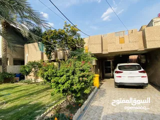  3 بيت للبيع في منطقة الكرامة بموقع تجاري