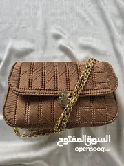  3 حقيبة يد أنيقة لون مميز  - تصميم يدوي بخيوط فاخرة وسلسلة ذهبية لإطلالة ناعمة وعصرية.