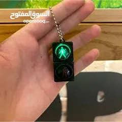  6 مداليه شكل اشارة مرور مضيئه   و تعليميه للاطفال  لتميز كل لون  من اشارلت المرور و اشارة المشاه   بشك