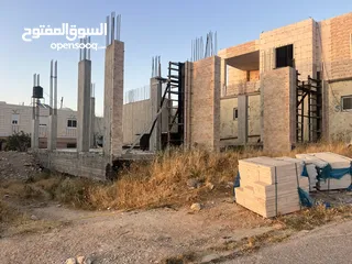  1 ارض عليها تلات مخازن قيد الانشاء للبيع في بيت كاحل الشارع الرئيسي شارع المنتزهات