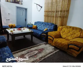  3 طقم كنب مستورد خشب سويد كامل نضيف جدا ضغط ممتاز مكون من سبعة مقاعد الطقم ثقيل ومريح لاصحاب الذوق