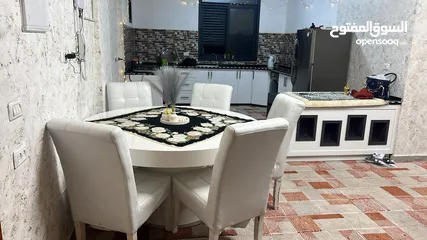  3 طاولة سفرة لون ابيض 6 كراسي في حالة جيدة جدا