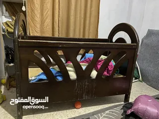  3 تخت بيبي بدرجين مساحة تخزين جيدة استعمال خفيف بحاجة لرشة دهان فقط