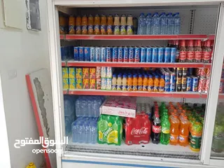  1 ثلاجة تجارية للبيع عرضها ما يقارب مترين ونص وطول مترين