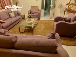  1 طقم كنب مع طاولة صغيرة