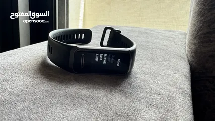  2 ساعة ذكية من هواوي HUAWEI Band 4-98F – لمتابعة اللياقة والصحة – شاشة لمس – بحالة ممتازة وسعر مميز