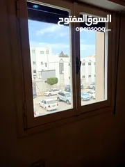  8  شقه للبيع بالدور الاول في شارع المسيره الكبري أمام مسجد أبو منجل متفر