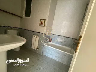  8 شقة / للايجار / 3نوم / مطلة / الجاردنز