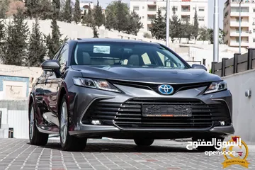  1 Toyota Camry Gle 2024  السيارة وارد و كفالة الشركة و قطعت 16,000 كيلو