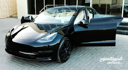  12 تيسلا 2023 model 3 فحص كامل اوتوسكور لون اسود ملوكي داخلي ابيض بحالة الوكالة بسعر لقطة ومحروووق