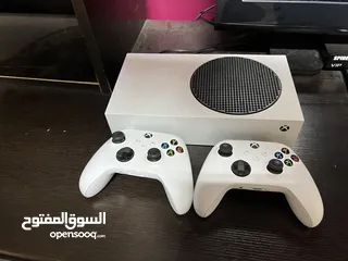  1 جهاز xbox series S مع 2 ايادي تحكم اصلية 2 controllers