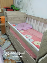  4 سرير اطفال هزاز + مندر يحتوي جرارات  أضفت له تايرات لسهولة النقل من مكان إلى آخر