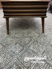  7 طقم كنبايات 7 مقاعد تفصيل خشب ثقيل مستعمل للبيع مكون من 1 ثلاثية 1 ثنائية 2 مفردة مع طقم طربيزات