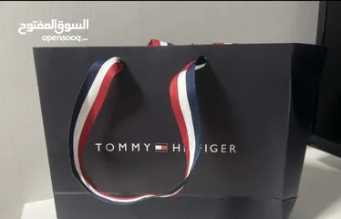  1 سواره tommy hilfigher  الاصليه . حجم كبير بسعر قوي جدا لجودتها. لون ازرق غامق . سواره causal و جميلة