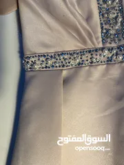  3 ‏فستان أعراس أو خطبة لونه زهري من الأمام قصير ومن الخلف طويل و من الامام مطرز عليه لولو و ستراس