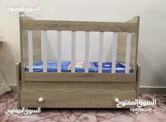  5 سرير بيبي هزاز مع درج تخزين اسفل التخت بحالة الجديد