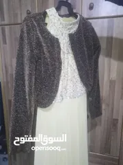  8 فستان سهرة طويل لون بيج مع جاكيت قصير لون بني.... الفستان من الشيفون و الدانتيل المشكوك باحجار كريمة