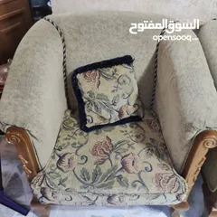  3 **طقم كنب 8 مقاعد مستعمل للبيع** 1 ثلاثية 1 ثنائية 3 مفردة خشب زان بس ب 100 دينار