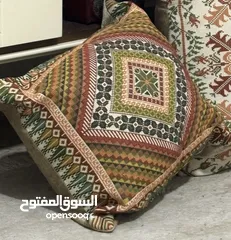  1 مرايه توضع بزاوية الغرف  وتعلق حجم كبير  وتطريز يدوي والألوان مميزة مع مساند ونفس الالوان للبيع