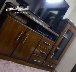  1 طاولة تلفزيون مع بوفيه بحالة الجديد استخدام منزل موضح بالصور
